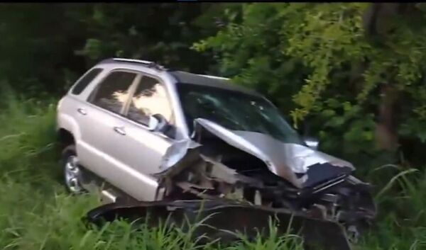 Auto cae a arroyo tras maniobra evasiva en autopista