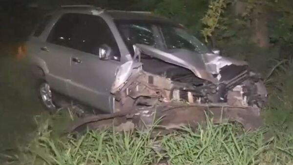 Una lona y la oscuridad provocan aparatoso choque en la avenida Ñu Guasu