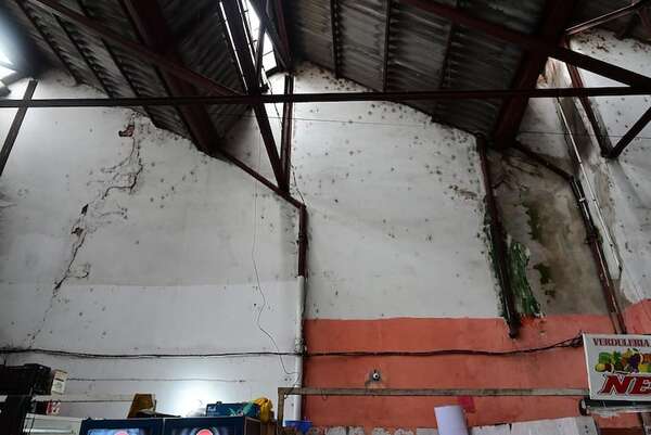 Mercadito: reclaman urgente reparación del techo, cañerías y sistema eléctrico - Nacionales - ABC Color