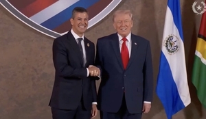 Video: Trump y su característico gesto de saludo con apretón de mano a Peña que genera comentarios