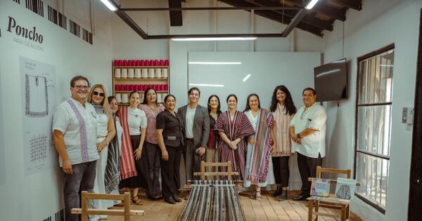 La Nación / Inauguran un centro de protección y difusión del poncho para’i de 60 listas