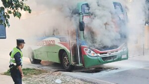 Susto: micro se incendió de la nada en Eusebio Ayala y los pasajeros rajaron