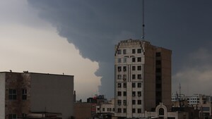 Irán amanece envuelta en nubes tóxicas tras ataque israelíes a instalaciones petroleras