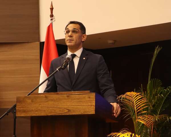 Exprocurador intervino en juicio donde se pactó quita y su hermano cobró millones - Política - ABC Color