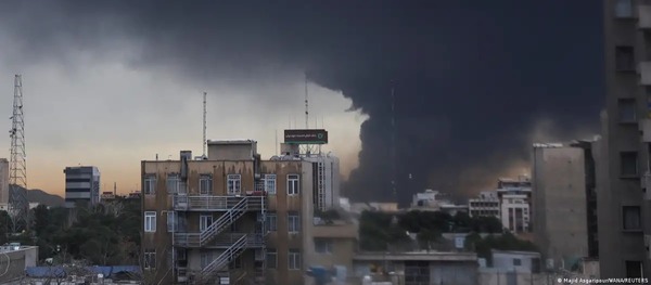Ataque contra instalaciones petroleras cubre Teherán de humo - ADN Digital