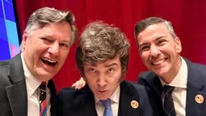 Peña posa con Milei y Landau en EEUU y exclama: “¡Viva la libertad, carajo!