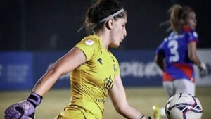 Arquera sexy quedó en la calle: “Meteré la demanda vía FIFA”