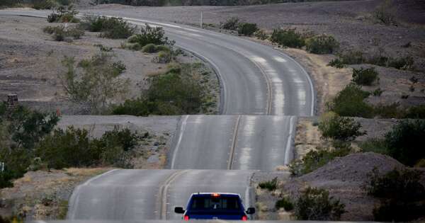 La Nación / “Río de colinas”: la carretera en el desierto que redefinió “Una batalla tras otra”