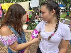 8M: mujeres se concentran en la Plaza Uruguaya para multitudinaria marcha - Nacionales - ABC Color