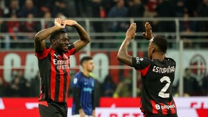 Milan vence al Inter y recorta distancia
