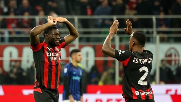 Milan vence al Inter y recorta distancia