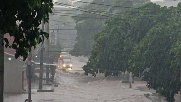 Video: Minutos de lluvia generan raudales, calles y casas inundadas en Asunción y Central