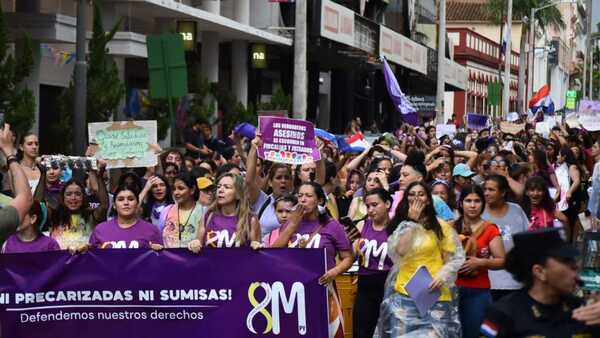 En fotos: Multitudinaria marcha de mujeres por el 8M