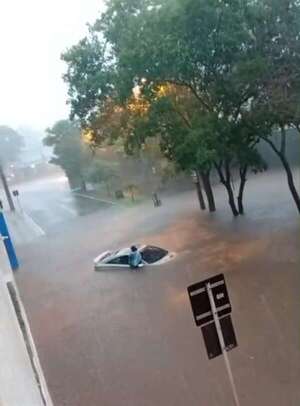 Raudal vuelve a causar estragos en San Lorenzo y deja a conductores atrapados - Nacionales - ABC Color