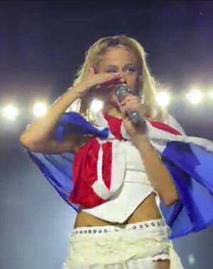 [VIDEO] ¿Qué decía el cartel que emocionó a Tini?