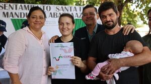 Firman los primeros 102 títulos de propiedad en Santa Teresa del Mandu’arã