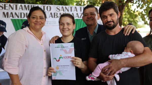 Firman los primeros 102 títulos de propiedad en Santa Teresa del Mandu’arã