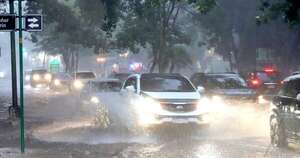 La Nación / Caos por temporal: raudales, árboles caídos y varios vehículos arrastrados