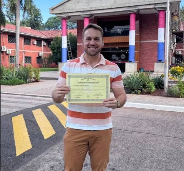 ¡Mirá de quién te burlaste! Dedicó el título a su profe