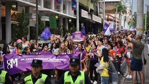 Grito de mujeres retumba en Asunción contra precarización