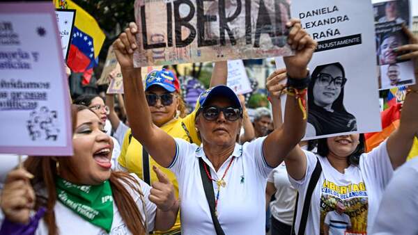 En multitudinarias marchas, mujeres reclaman derechos