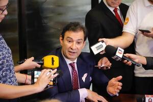 Ovelar pide "cambiar jugadores" en el Gobierno y alerta que las denuncias de corrupción afectan directamente a Peña