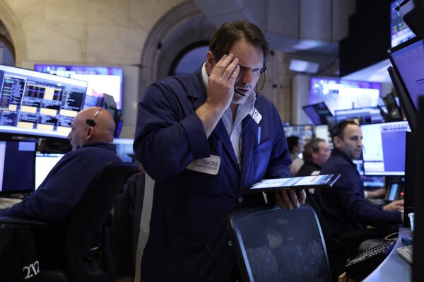 Bolsas asiáticas caen y futuros de EE.UU bajan con petróleo sobre USD 100 el barril