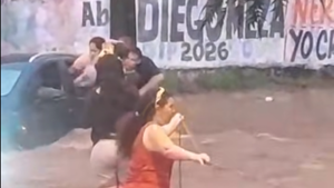 Familia entera fue rescatada en medio de un terrorífico raudal