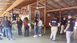 Allanan raro centro de sanación por supuesta explotación de niños