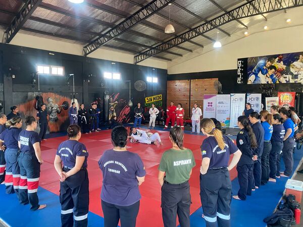 Realizaron seminario de autodefensa para mujeres bomberas en Cambyretá por el 8M