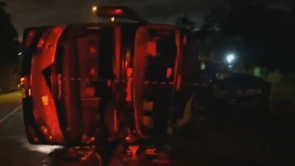 Accidente entre dos buses y una camioneta se cobra la vida de un hombre sobre la ruta PY01