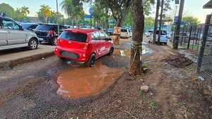 IPS Ingavi: baches, barro y abandono en un estacionamiento que “devora” vehículos - Nacionales - ABC Color