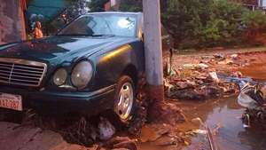 Raudal arrastra dos vehículos en zona de obras en barrio San Pablo - Nacionales - ABC Color