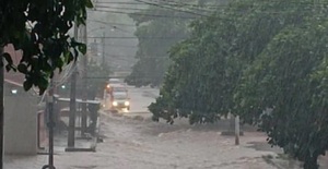 Lluvia intensa inundó calles y viviendas en Asunción
