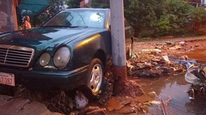 Temporal arrastra vehículos en zona de obras pluviales