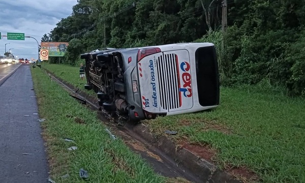 Trágico triple choque entre colectivos y camioneta deja un muerto y varios heridos en Encarnación - OviedoPress