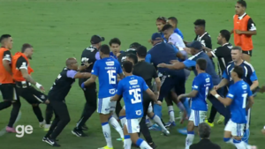 Final entre Cruzeiro y Atlético Mineiro termina en batalla campal con 23 expulsados