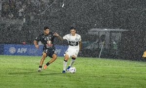 El Rayadito le amarga la noche al Decano