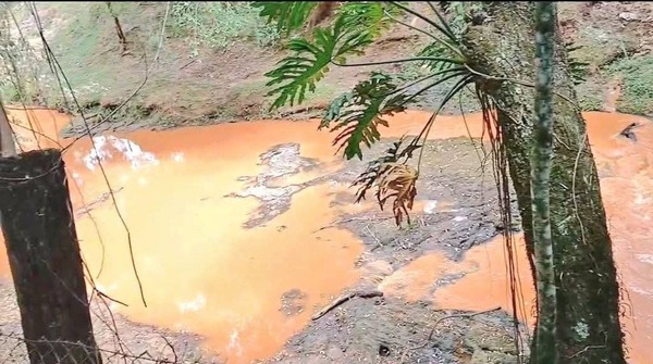 Fiscalía toma muestras de agua del arroyo Gasory ante sospecha de contaminación