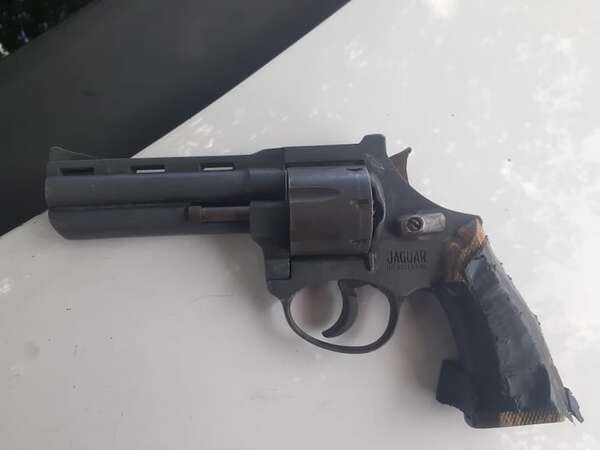 Hinchas armados se enfrentaron en la vía pública en San Lorenzo - Policiales - ABC Color