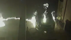 Atacó con bombas molotov un auto estacionado frente a un lavadero