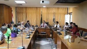 Ovelar habla de "avance significativo" en Caja Fiscal, mientras docentes rechazan “cálculos economicistas”