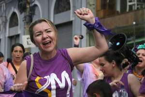 Monetización del tiempo de la mujer: del 22% del PIB de la economía del cuidado, el 76% es generado por ellas - Negocios - ABC Color