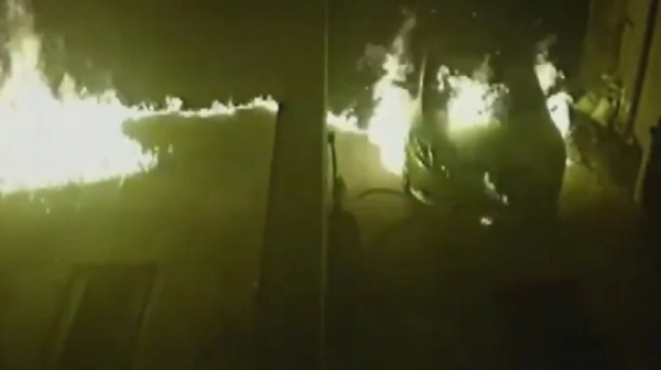 Incendian vehículo en un lavadero de Fernando de la Mora