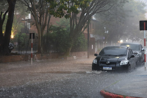 Popular / Temporal ojapo destrozos en Asunción y Central