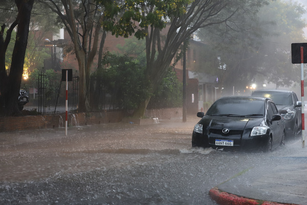 Popular / Temporal ojapo destrozos en Asunción y Central