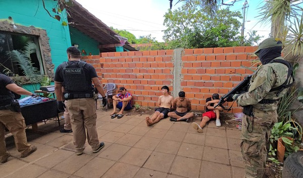 Popular / SENAD intervino foco de venta de drogas, cerca de una plaza donde frecuentaban niños