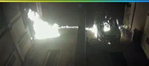 Popular / Prenden fuego a un auto estacionado en una lavandería