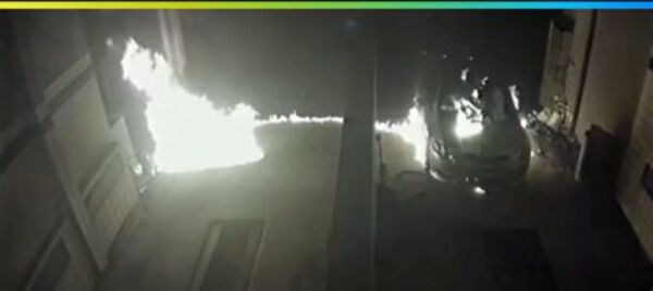 Popular / Prenden fuego a un auto estacionado en una lavandería