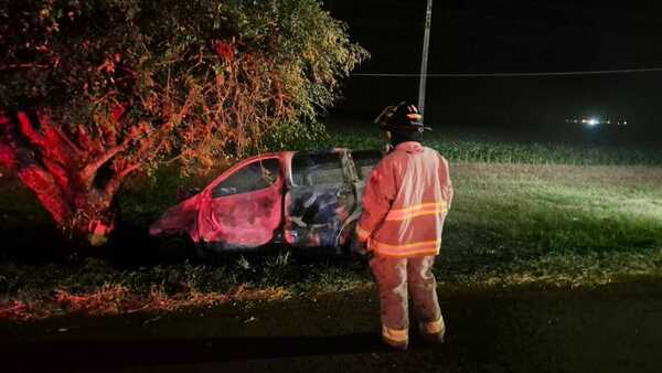 Violento choque contra un árbol terminó con vehículo incendiado en ex Puente Kyjhá